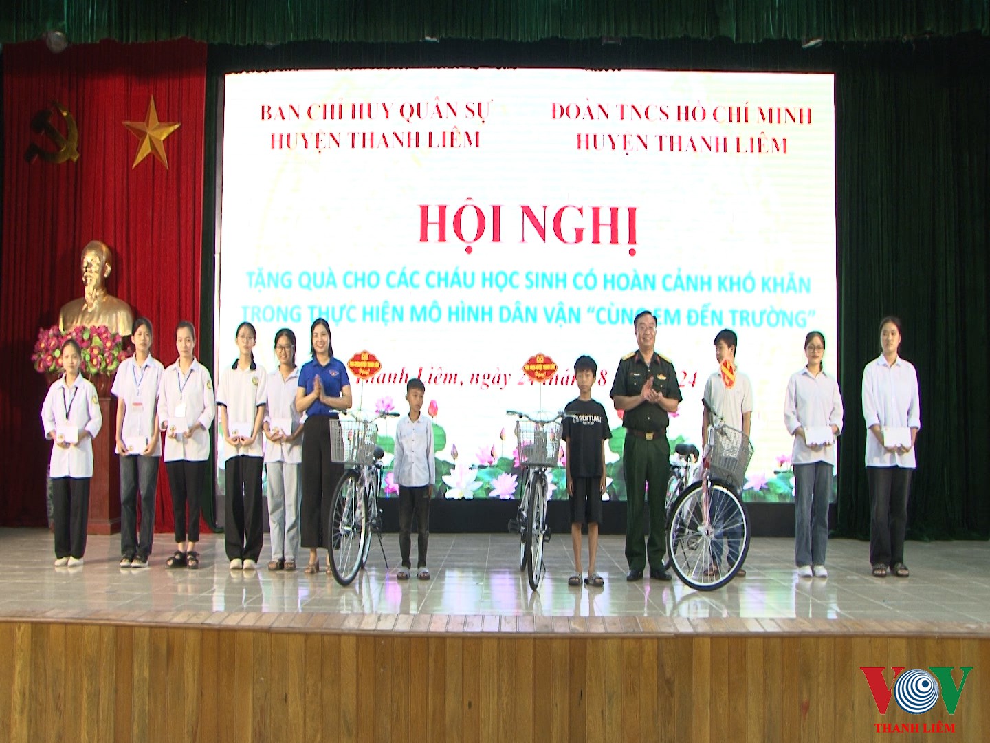 Thanh Liêm: Ban CHQS huyện- Huyện Đoàn thanh niên trao quà cho học sinh trước thềm năm học mới
