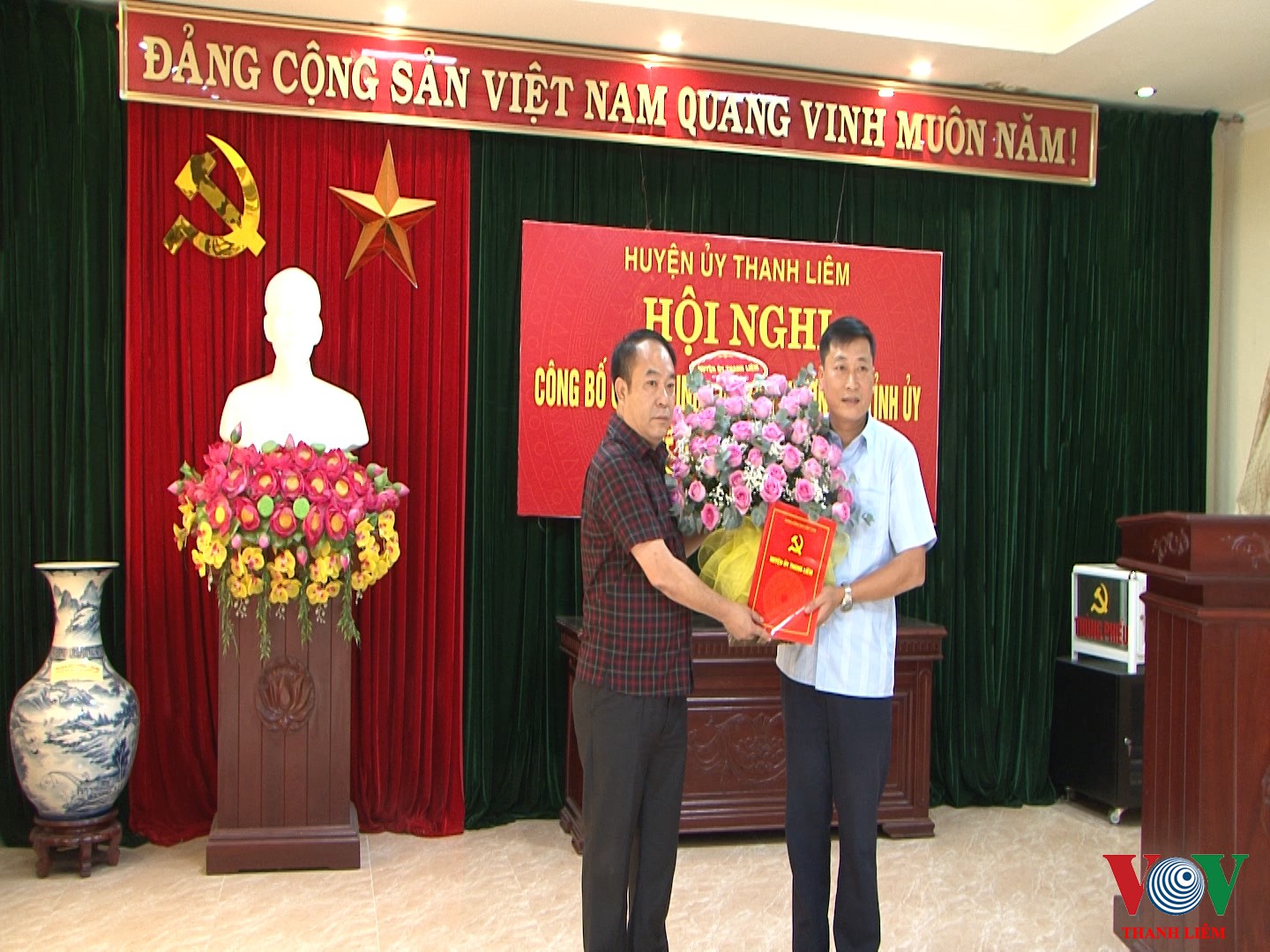Đồng chí BT HU, CT HĐND huyện trao Quyết định và tặng hoa chúc mừng. Ảnh: Khắc Hùng