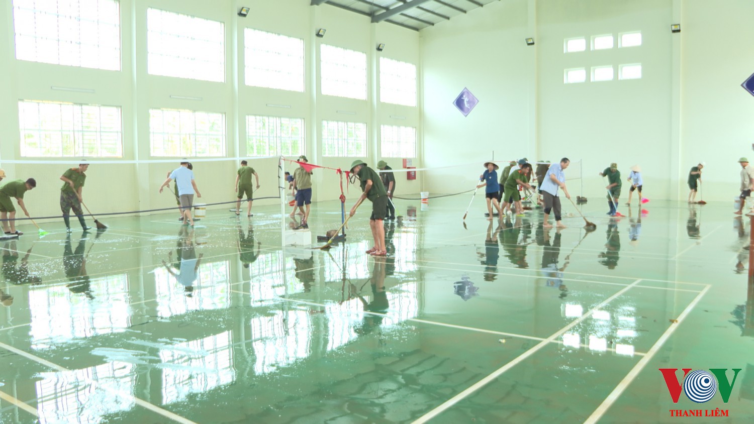 Trường THCS xã Thanh Thuỷ: dọn vệ sinh trường lớp sau mưa lũ.