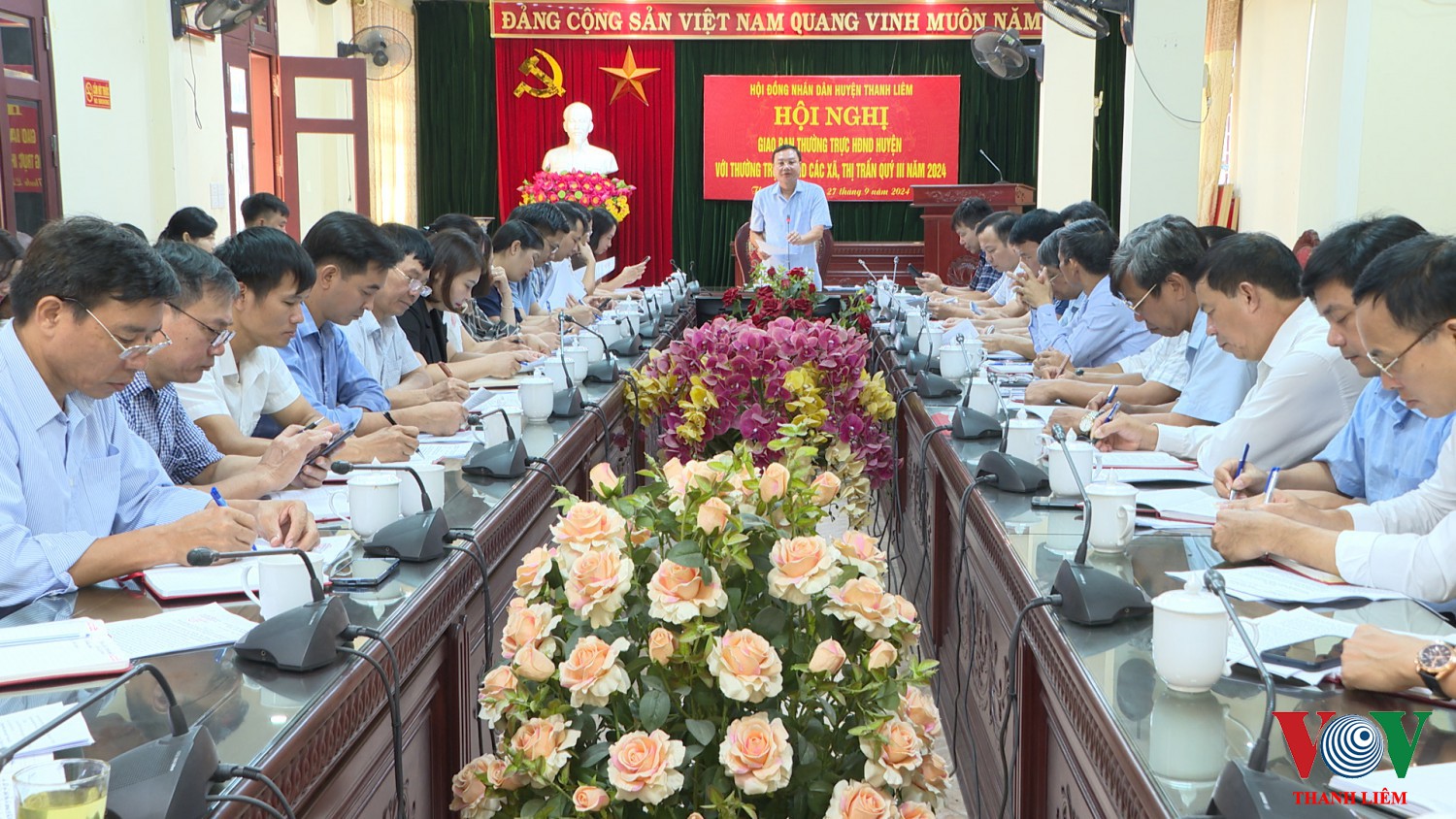 Đ/c Đinh Viết Cường - UV BTV  huyện ủy, phó chủ tịch HĐND huyện chủ trì hội nghị. Ảnh: Kim Dung