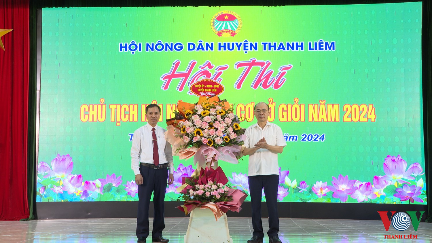 Lãnh đạo Huyện uỷ tặng hoa chúc mừng