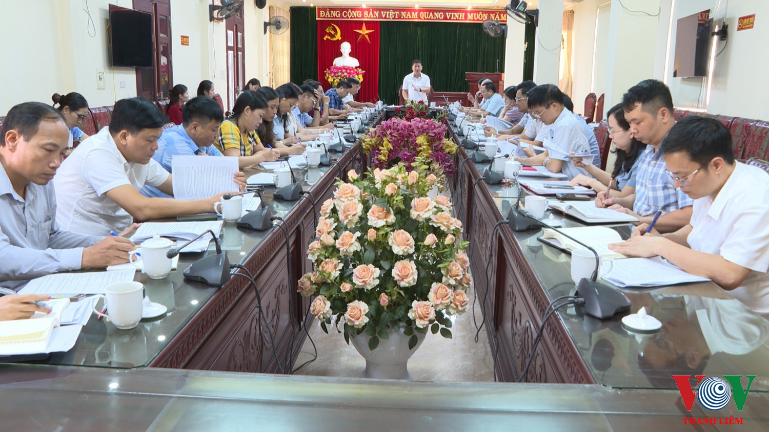 Đồng chí Đào Tuấn Anh - PBT HU, CT UBND huyện chủ trì hội nghị. Ảnh: Kim Dung