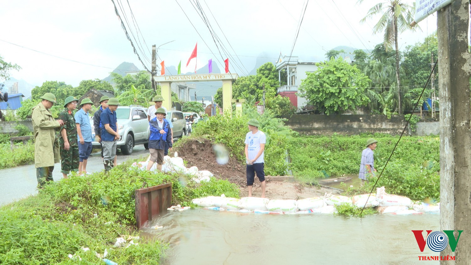 Lãnh đạo huyện Thanh Liêm kiểm tra, chỉ đạo những vùng trọng yếu tại các địa phương vùng Tây Đáy khi nước lũ dâng cao.