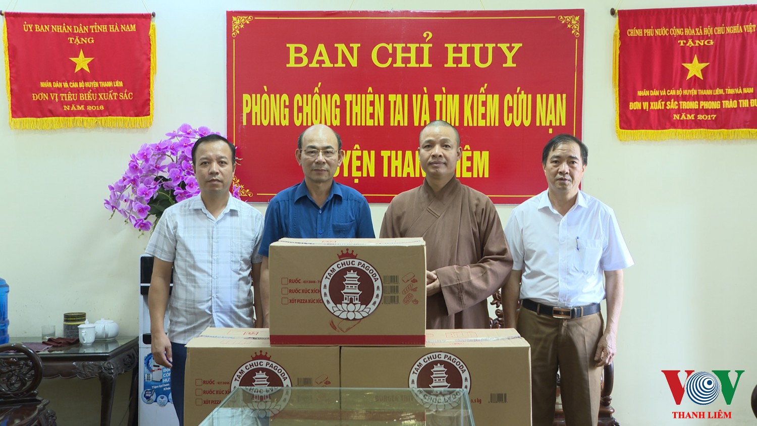 Thanh Liêm. Các đơn vị trao tặng nhu yếu phẩm hỗ trợ người dân vùng ngập lụt.