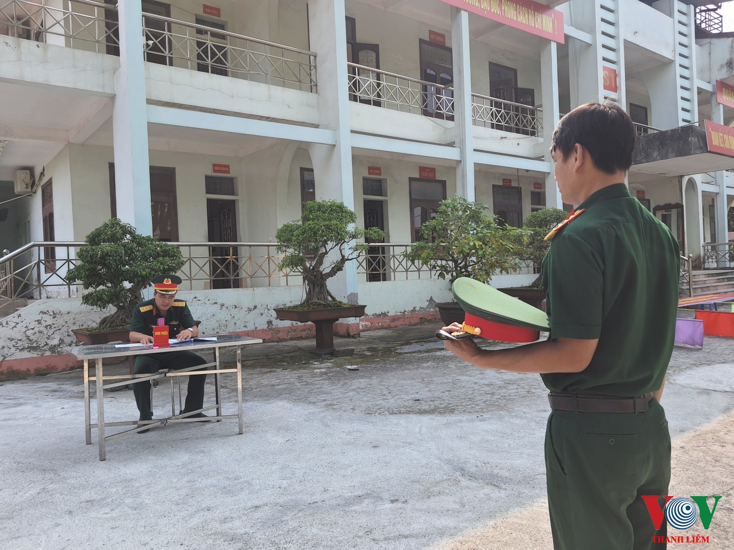 Ảnh: Cán bộ, nhân viên đơn vị thực hành động tác điều lệnh đội ngũ từng người không có súng.