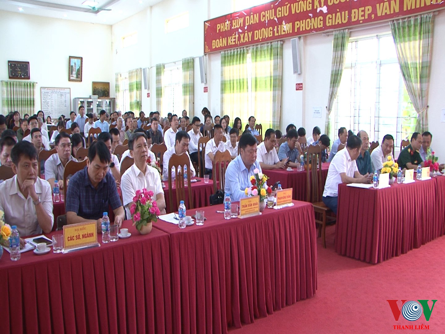 Đại biểu dự hội nghị tiếp xúc cử tri tại xã Liêm Phong