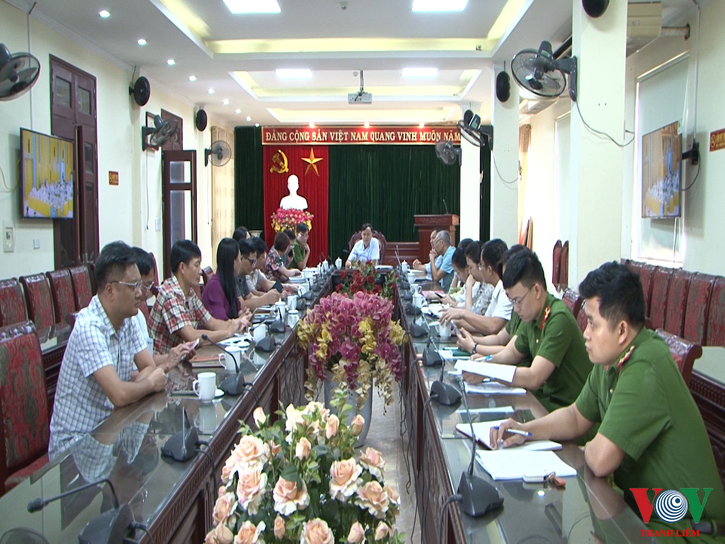 Đại biểu về dự hội nghị trực tuyến. Ảnh: Khắc Hùng