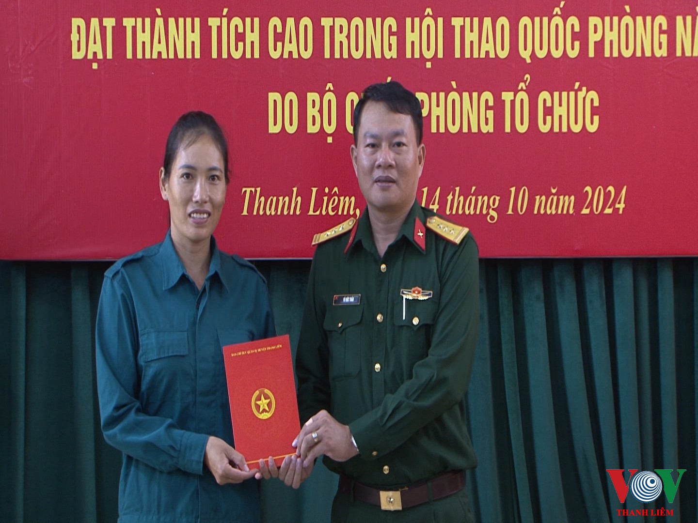 Đại diện BCHQS Huyện trao thưởng cho VĐV Nguyễn Lệ Thu