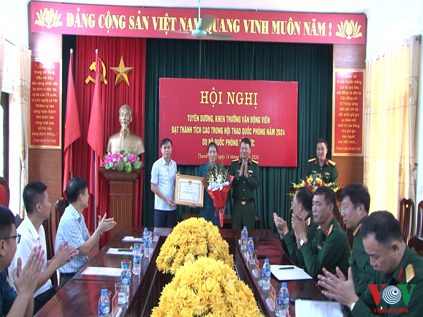 Lãnh đạo UBND huyện tặng giấy khen cho VĐV Nguyễn Lệ Thu