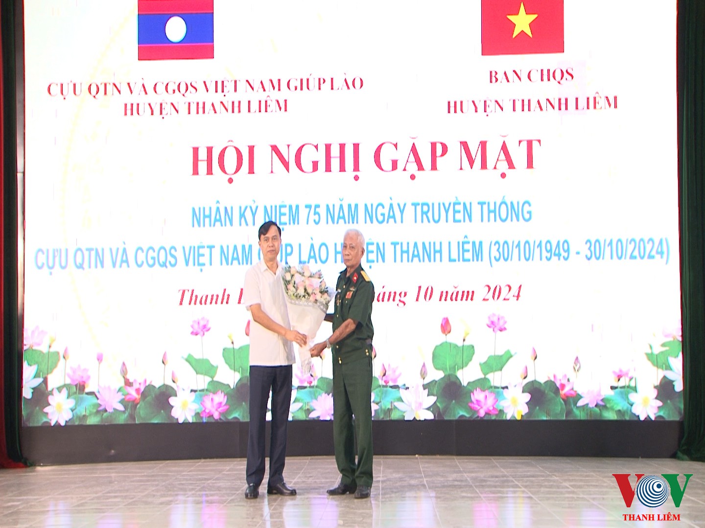 Lãnh đạo UBND huyện dự và tặng hoa chúc mừng