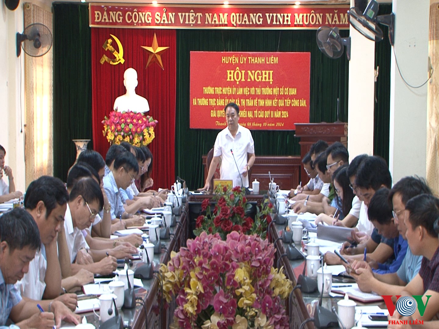 Đồng chí Hoàng Mạnh Dũng - BT HU,CT HDND Huyện chủ trì hội nghị. Ảnh: Khắc Hùng