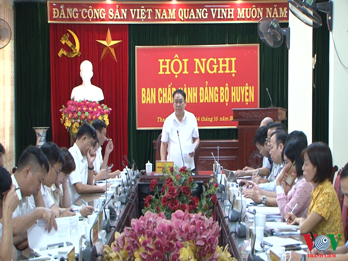 Đồng chí Hoàng Mạnh Dũng - BTHU, CT HDND Huyện dự và chủ trì hội nghị. Ảnh: Khắc Hùng