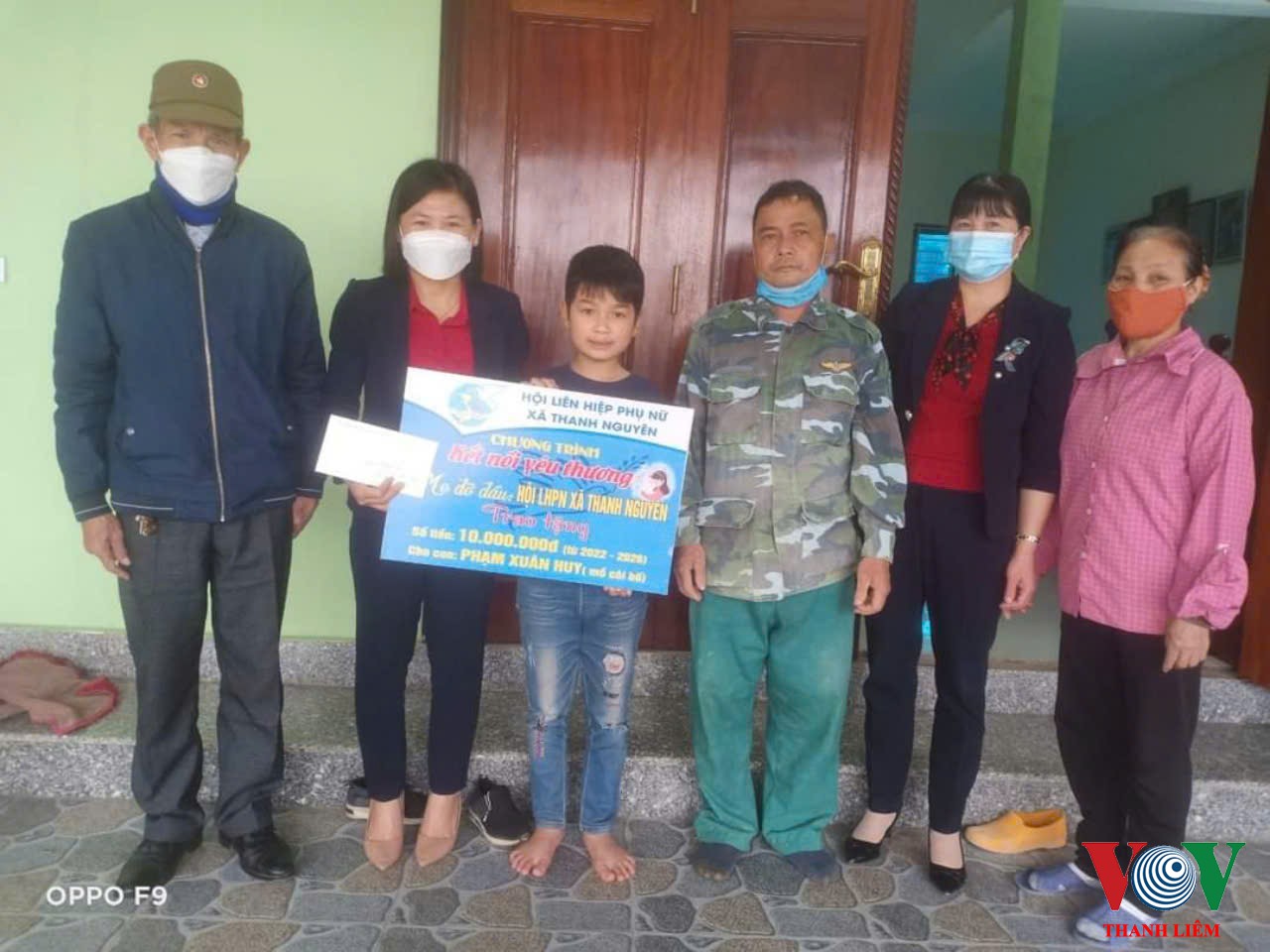 Chương trình mẹ đỡ đầu trao quà  cho trẻ mồ côi