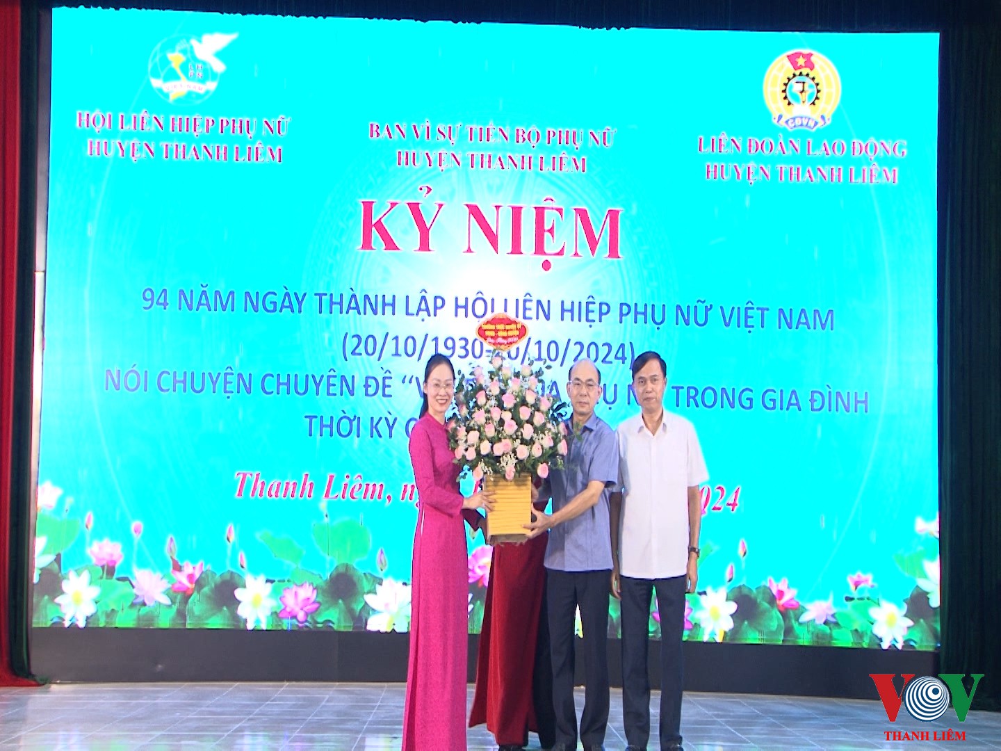 Lãnh đạo HU,UBND tặng hoa chúc mừng.
