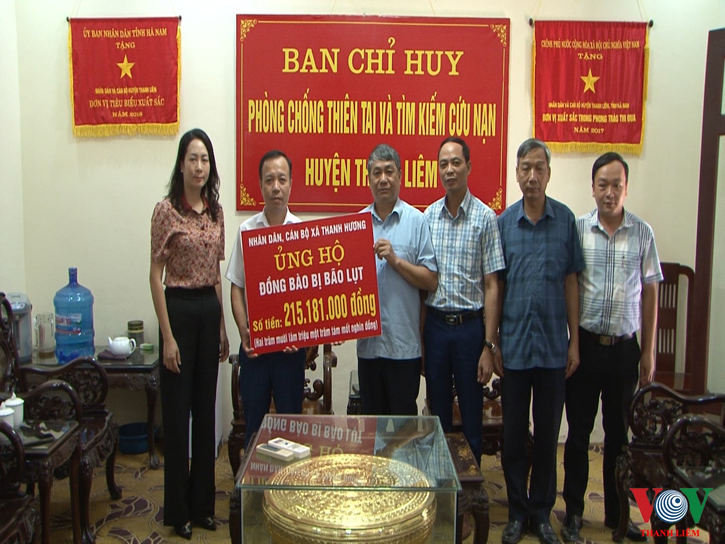 Nhân dân và cán bộ xã Thanh Hương ủng hộ đồng bào bão lụt. Ảnh: Khắc Hùng