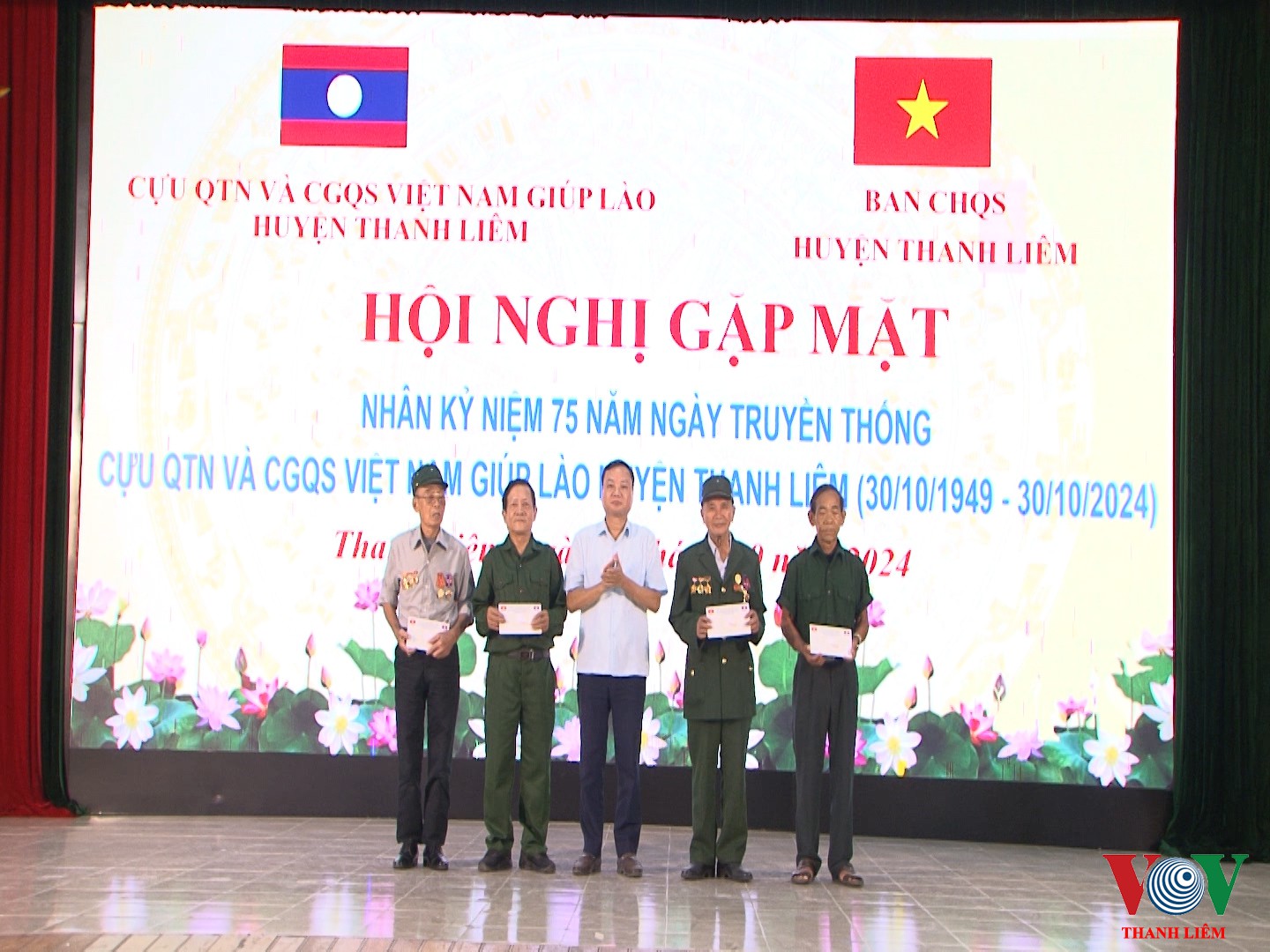 Tặng quà cho các đồng chí cựu QTN có hoàn cảnh khó khăn