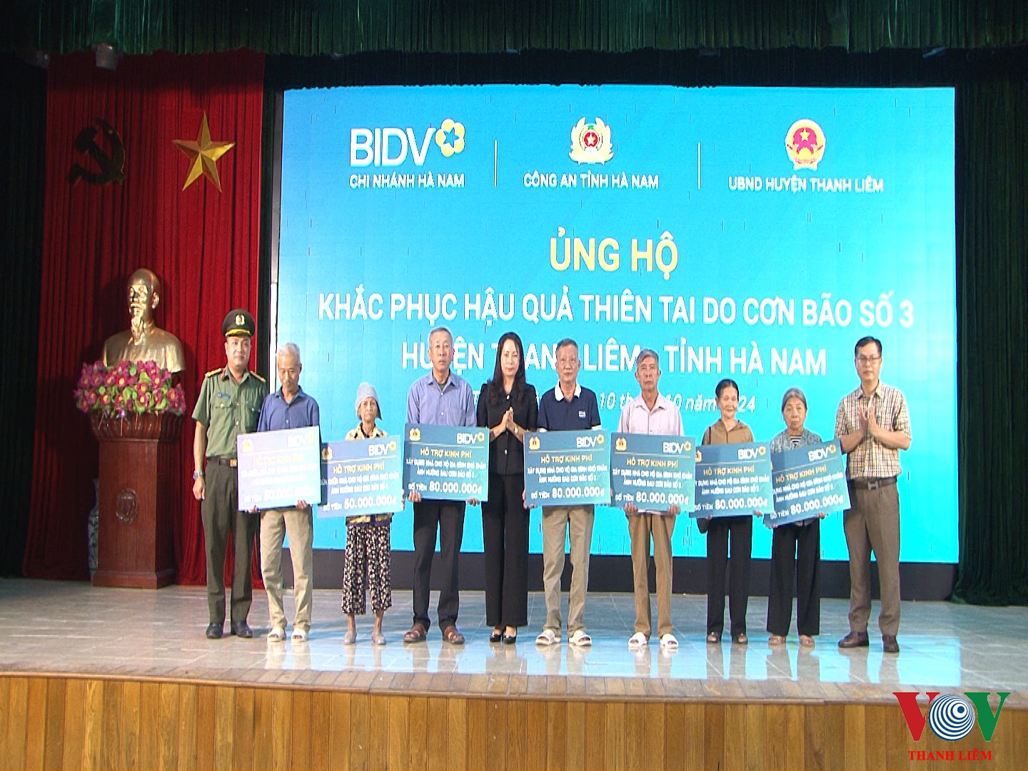 Tặng quà cho các hoàn cảnh khó khăn do cơn bão số 3 gây ra trên địa bàn huyện. Ảnh: Khắc Hùng