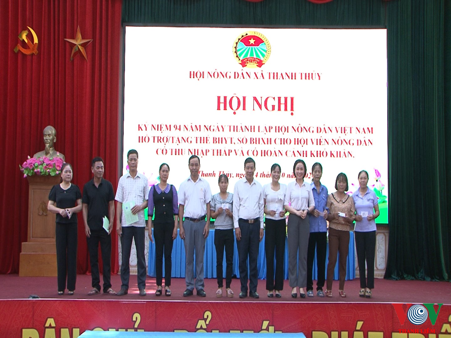Hỗ trợ trao tặng thẻ BHYT và BHXH cho hội viên ND có thu nhập thấp và hoàn cảnh khó khăn. Ảnh: Khắc Hùng