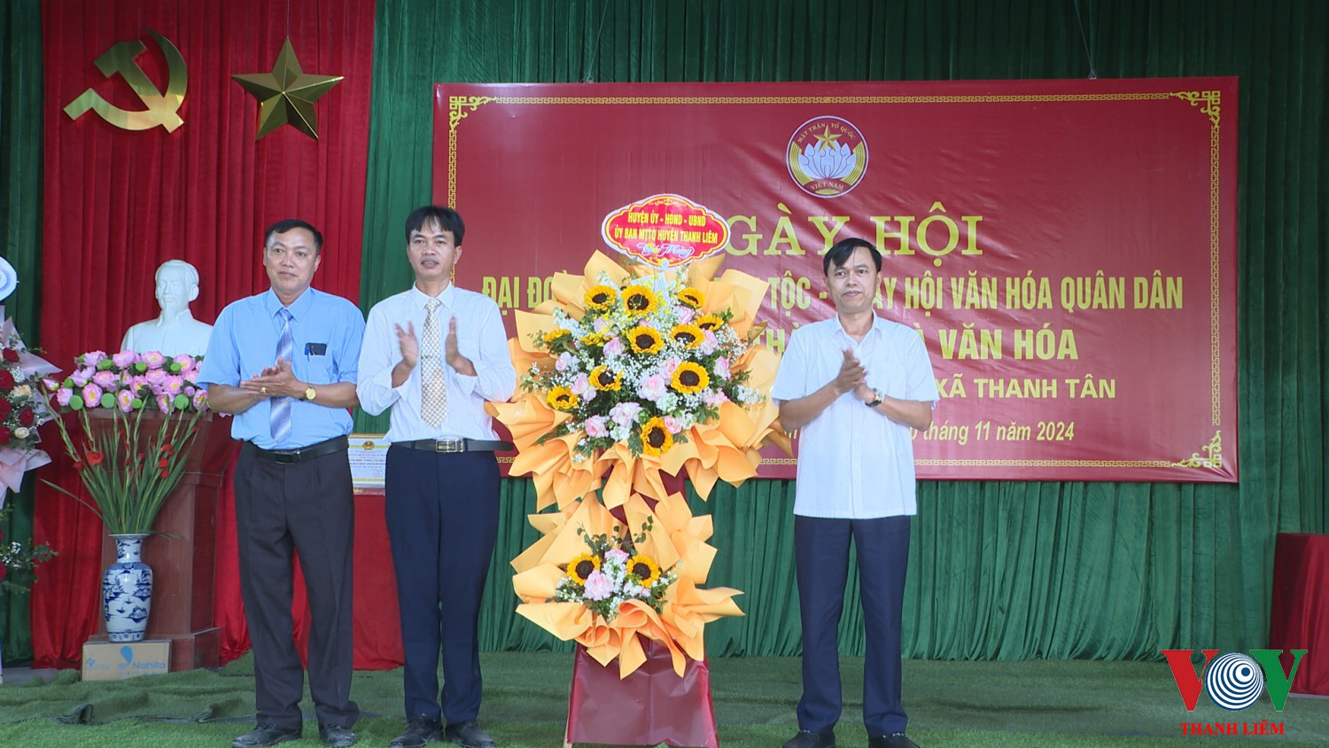 Lãnh đạo UBND huyện tặng hoa chúc mừng. Ảnh: Kim Dung