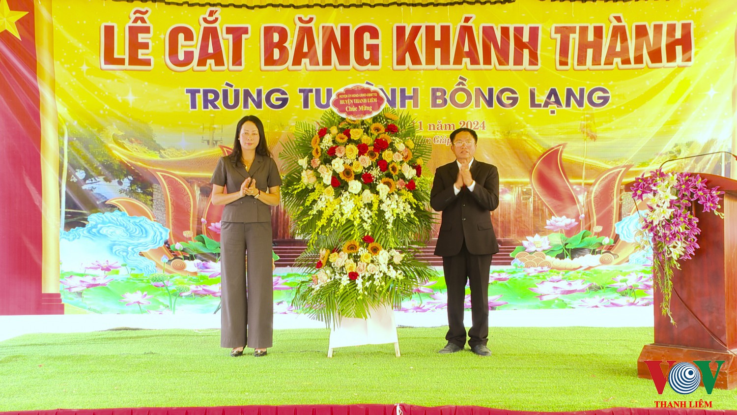 Lãnh đạo UBND huyện tặng hoa chúc mừng. Ảnh: Kim Dung