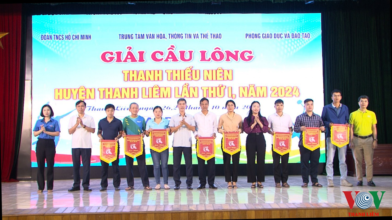 BTC trao cờ lưu niệm cho các đoàn tham gia thi đấu. Ảnh: Khắc Hùng