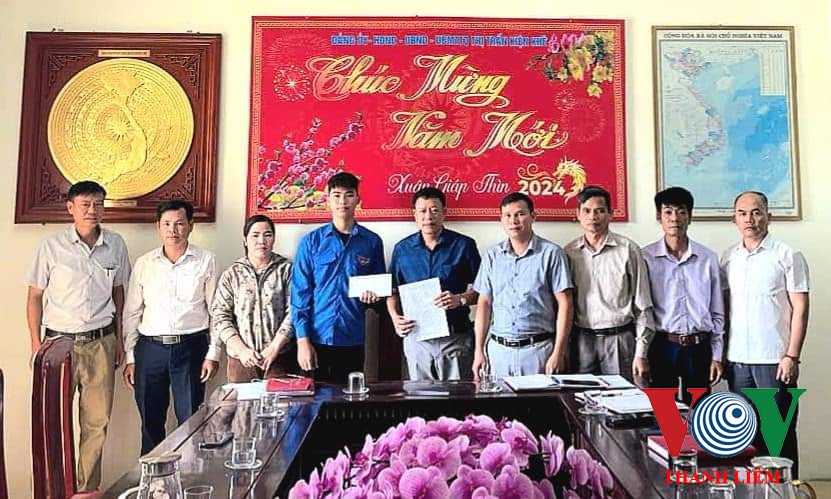 Lãnh đạo Đảng ủy, HĐND, UBND, UBTTQ cùng các ban, ngành, đoàn thể TT Kiện Khê tặng quà động viên em Dương Văn Giang
