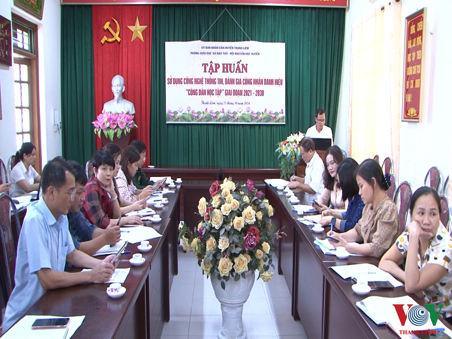 Cán bộ phòng GDĐT truyền đạt nội dung tập huấn. Ảnh: Khắc Hùng