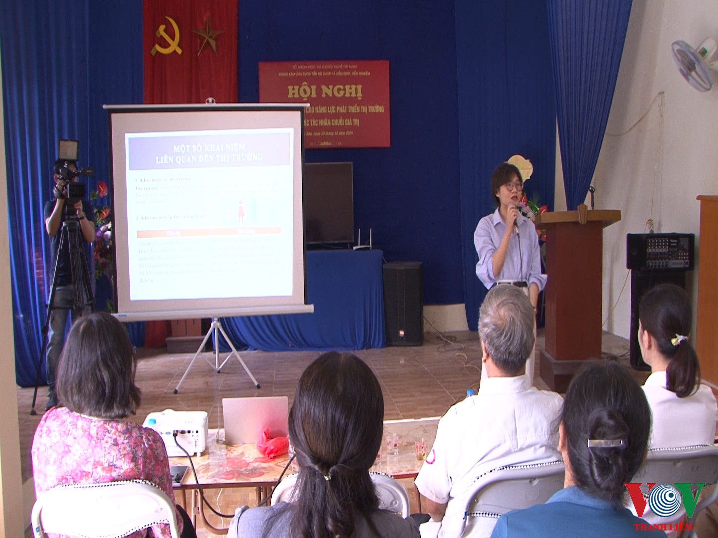 Cán bộ sở KHCN truyền đạt các nội dung tập huấn. Ảnh: Khắc Hùng