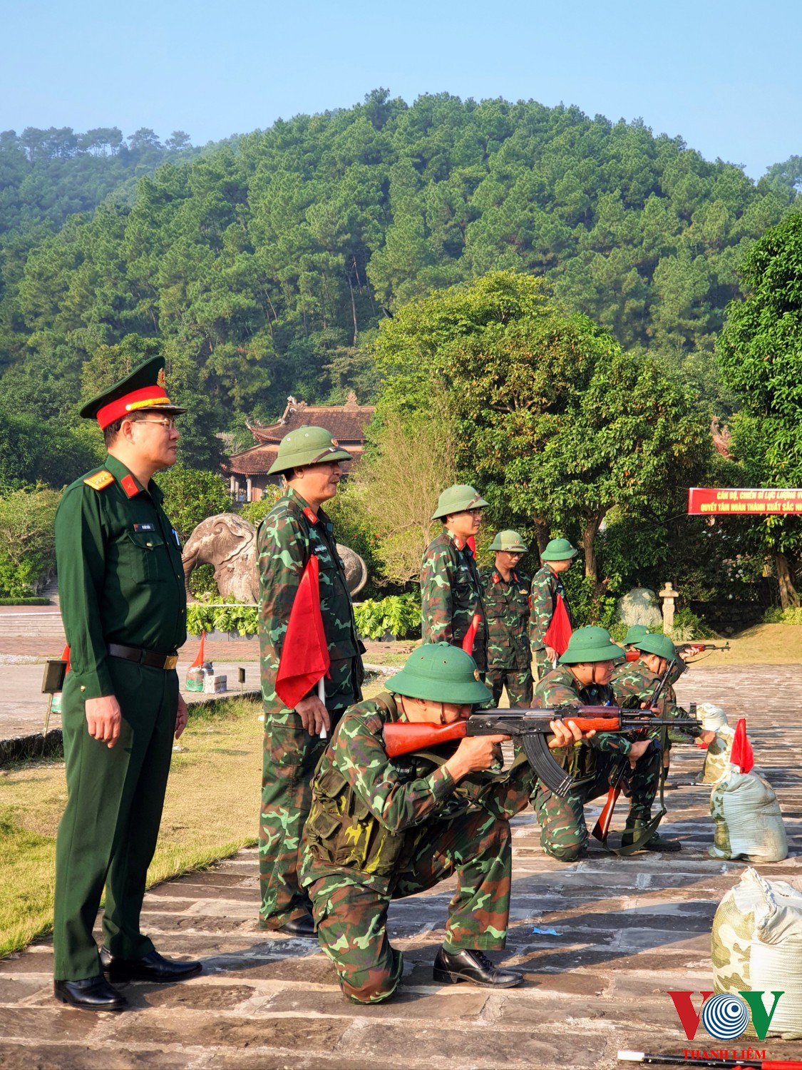 Lãnh đạo BCH QS huyện kiểm tra yếu lĩnh động tác quỳ bắn của quân nhân chuyên nghiệp.