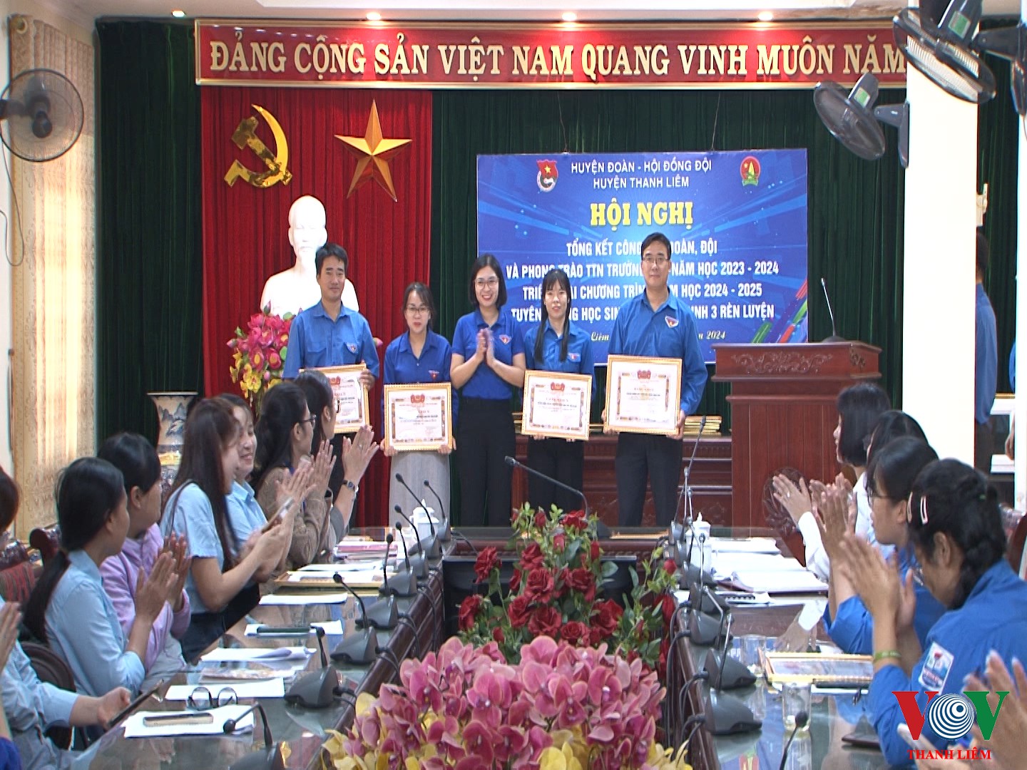 Khen thưởng cho tập thể, cá nhân có thành tích xuất sắc. Ảnh: Khắc Hùng