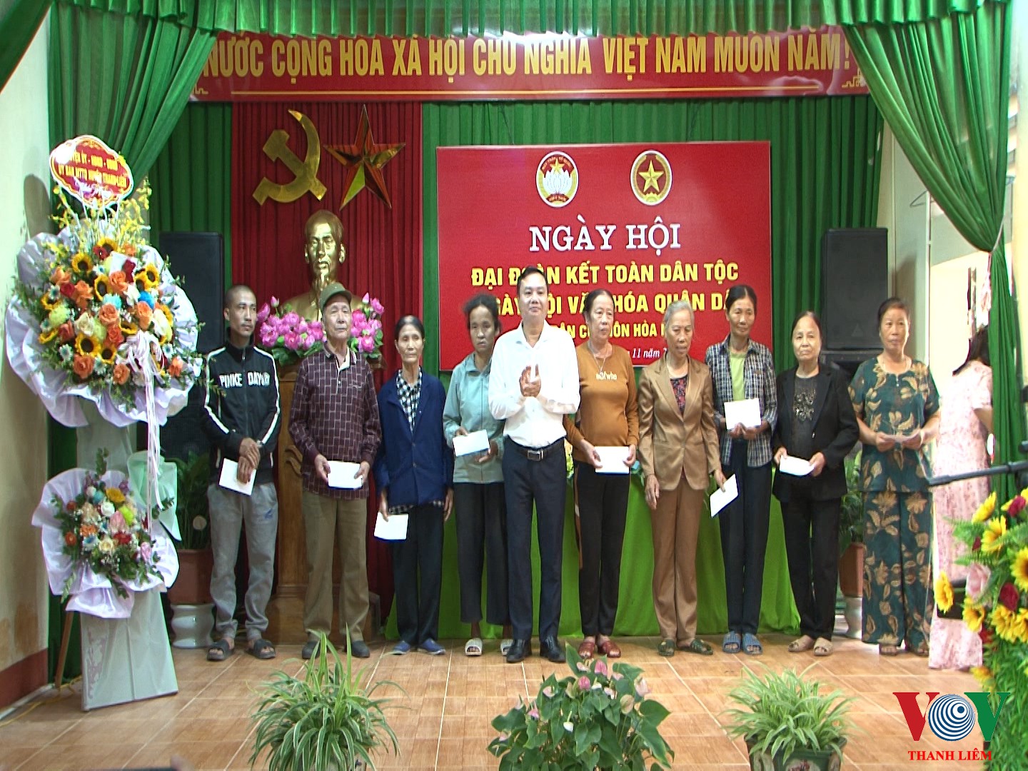 Lãnh đạo huyện Thanh Liêm tặng quà cho các hoàn cảnh khó khăn thôn Hòa Ngãi