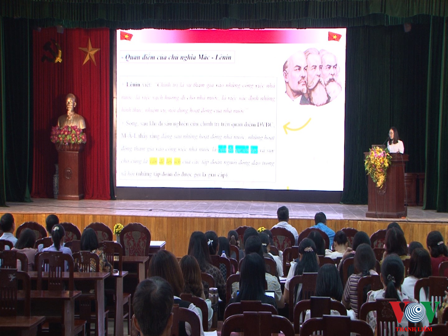 Giảng viên truyền đạt các nội dung của tập huấn. Ảnh: Khắc Hùng