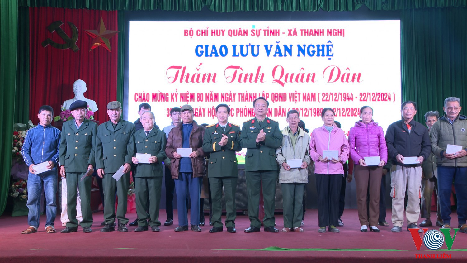 Lãnh đạo Bộ CHQS tỉnh tặng quà