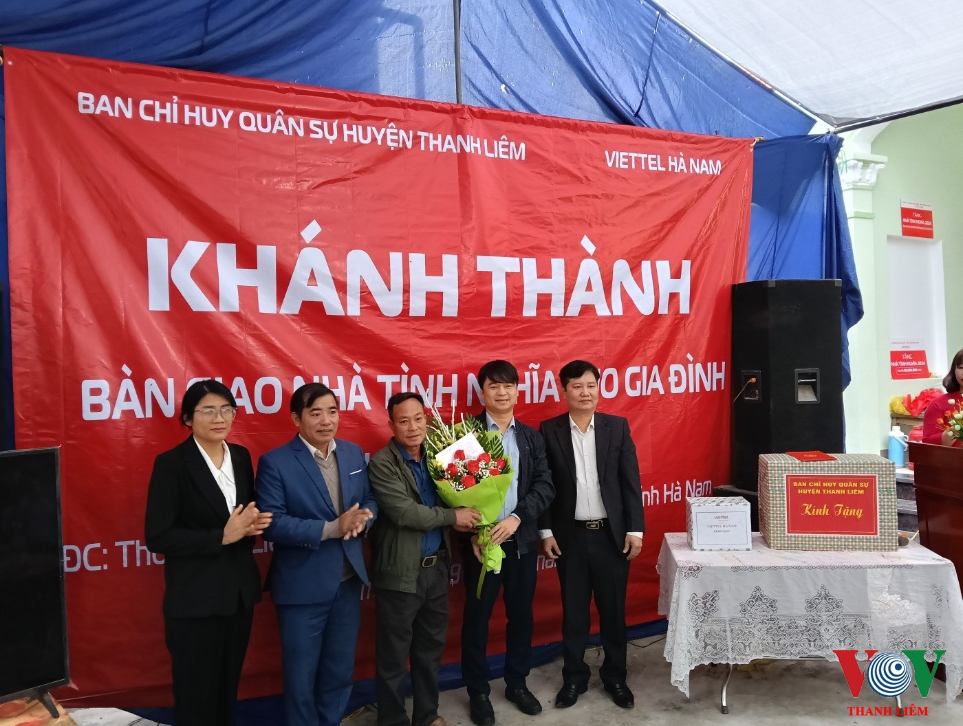 Lãnh đạo xã Thanh Hà tặng hoa chúc mừng