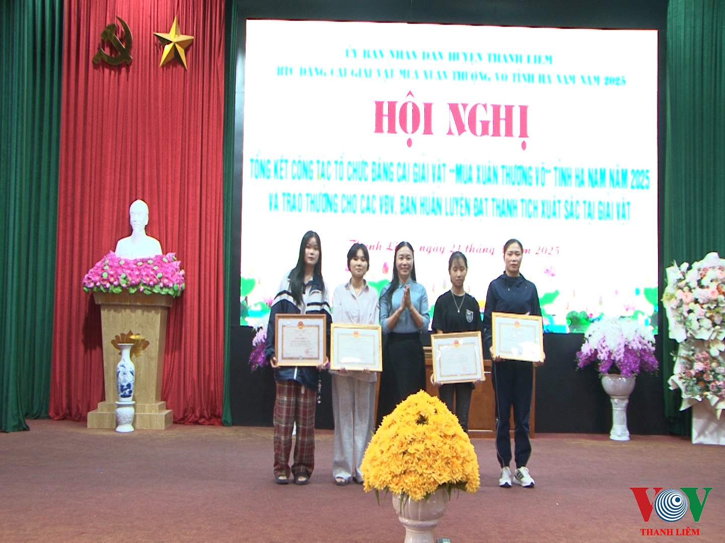 Trao thưởng cho các vận động viên đạt thành tích cao. Ảnh: Khắc Hùng