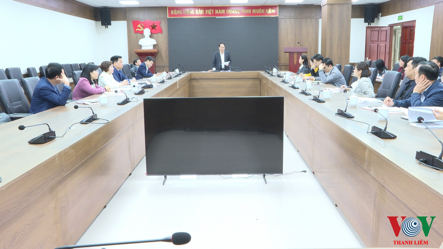 Đồng chí Hoàng Mạnh Dũng, BT HU, CT HĐND huyện chủ trì hội nghị. Ảnh: Kim Dung