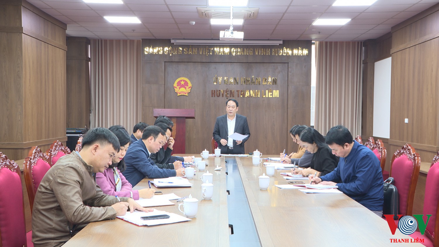 Đồng chí Hoàng Mạnh Dũng – BTHU, CT HĐND huyện chủ trì phiên họp. Ảnh: Kim Dung