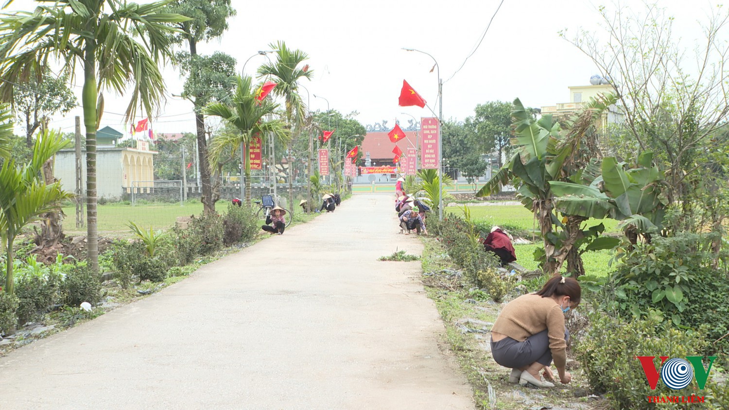 Cán bộ, hội viên phụ nữ ra quân vệ sinh môi trường. Ảnh: KIm Dung