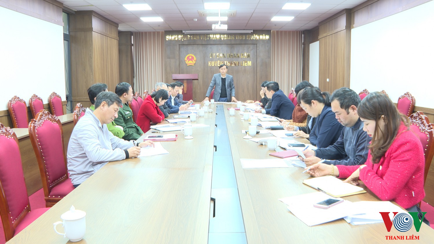 Đồng chí Trần Văn Quân HUV Phó CT UBND huyện, Trưởng BCĐ, Trưởng Ban tổ chức ĐH THDTT huyện chủ trì hội nghị. Ảnh: Kim Dung