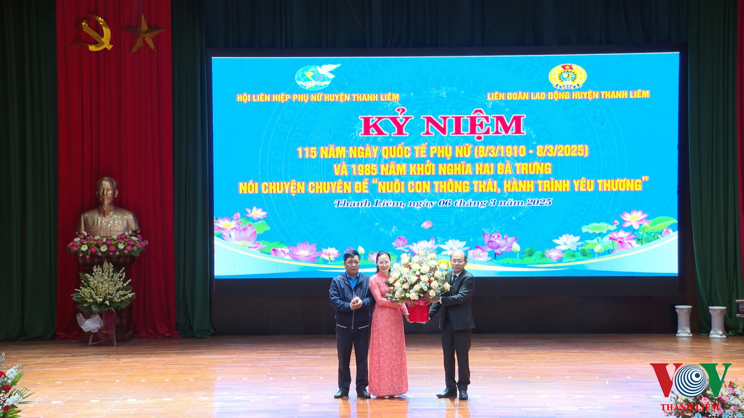 Lãnh đạo HU tặng hoa chúc mừng. Ảnh: Kim Dung