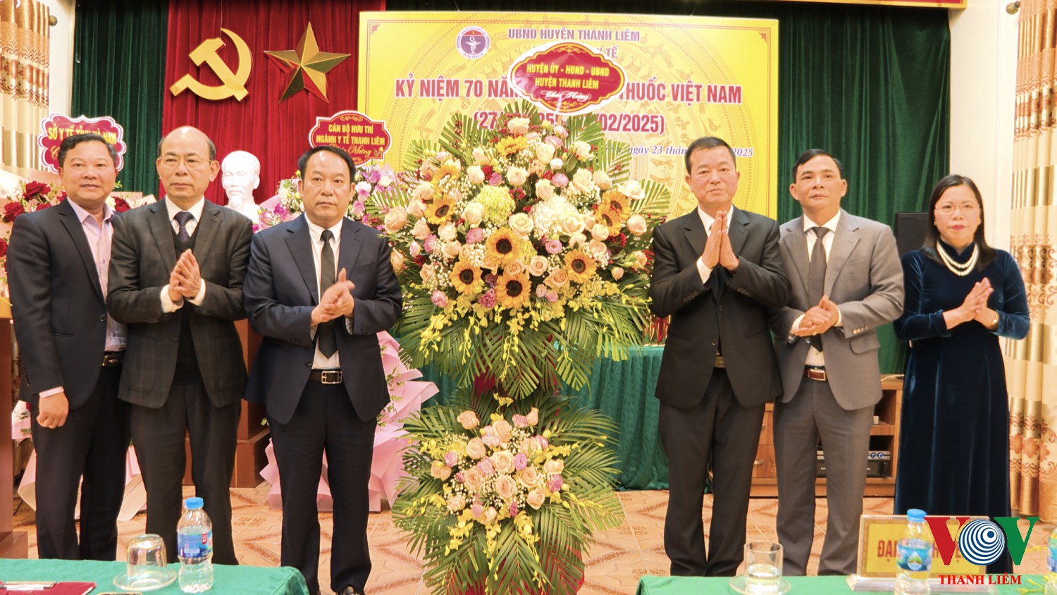 Lãnh đạo huyện tặng hoa chúc mừng