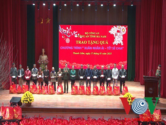 Trao quà cho các đối tượng. Ảnh : Khắc Hùng