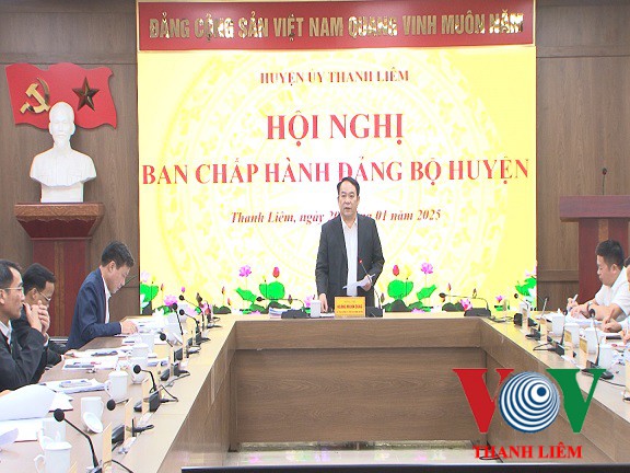 Đ/c Hoàng Mạnh Dũng BT huyện ủy, chủ tịch HĐND huyện chủ trì hội nghị. Ảnh: Khắc Hùng