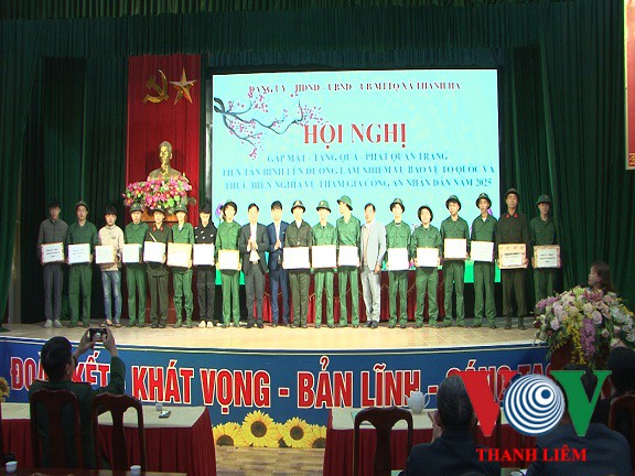 Tặng quà tân binh. Ảnh: Khắc Hùng