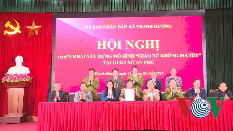 Ký kết giao ước thực hiện mô hình. ảnh: Kim Dung