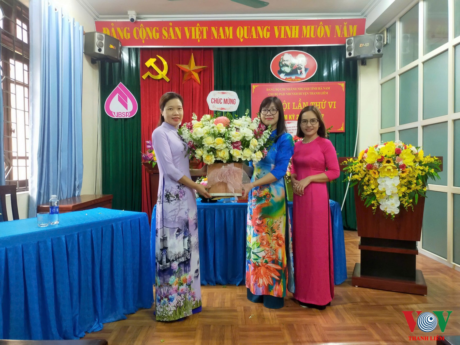 Đồng chí Đặng Thuỳ Linh tặng hoa chúc mừng cấp uỷ chi bộ nhiệm kỳ 2025 2027