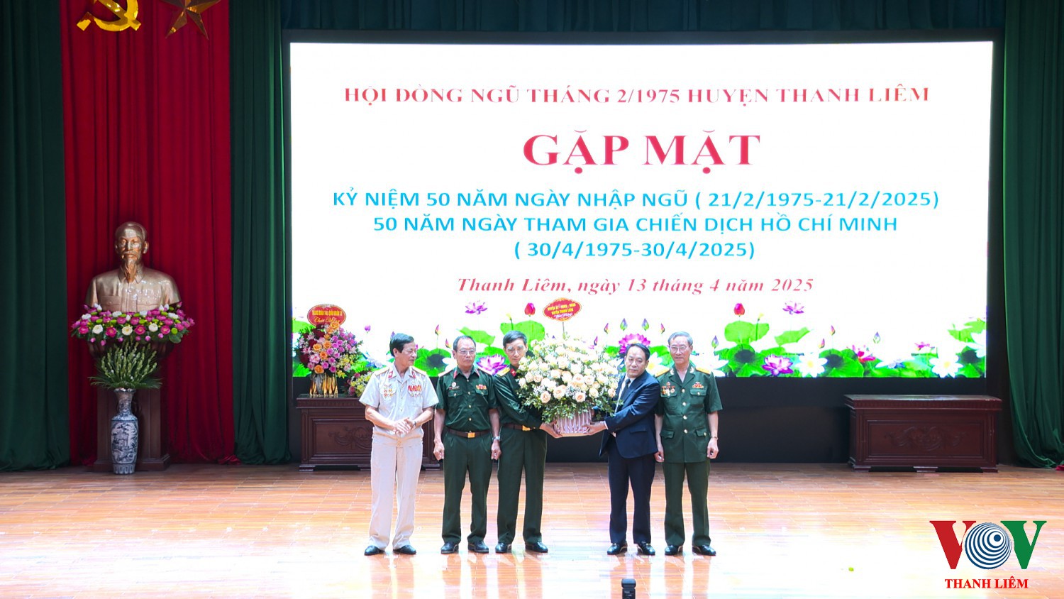Đồng chí Hoàng Mạnh Dũng - Bí thư Huyện ủy, Chủ tịch HĐND huyện tặng hoa chúc mừng. Ảnh: Kim Dung