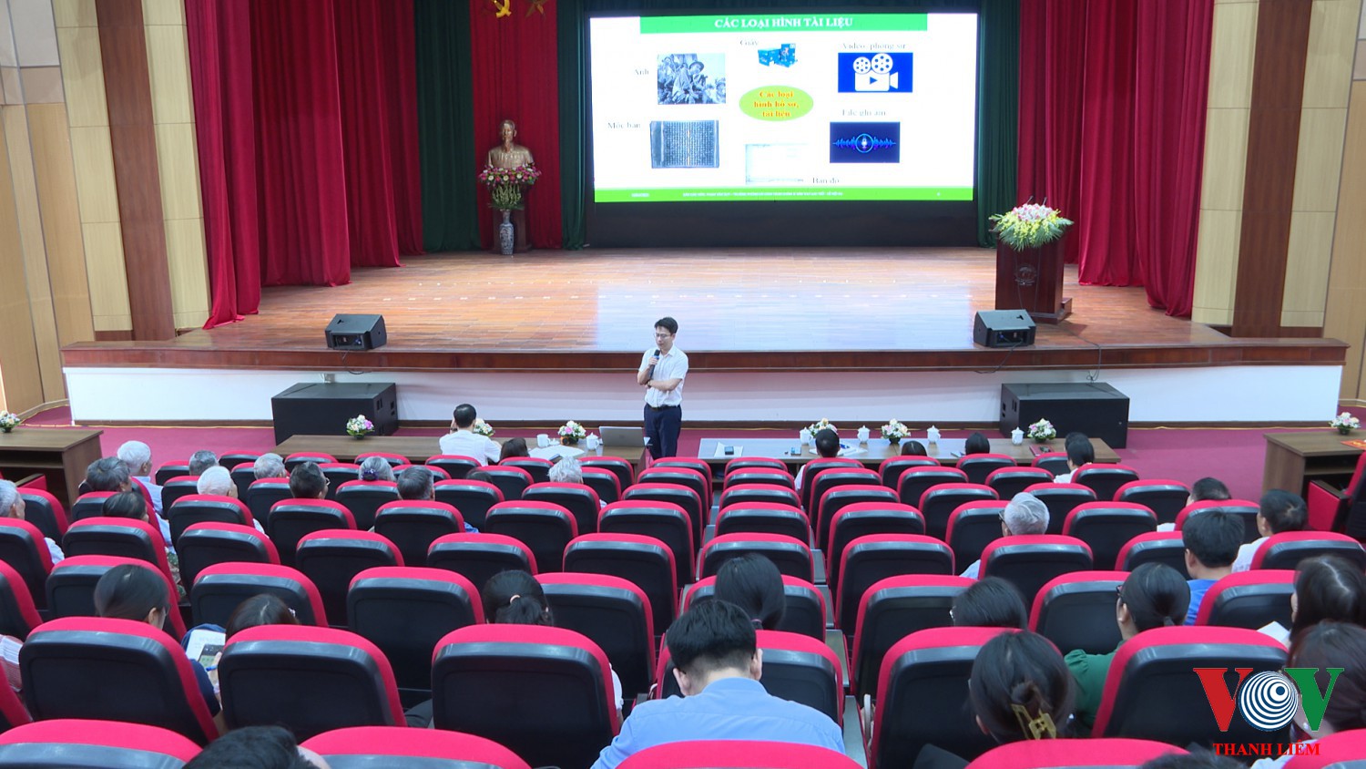Cán bộ Sở Nội vụ truyền đạt các nội dung tập huấn. Ảnh: Kim Dung