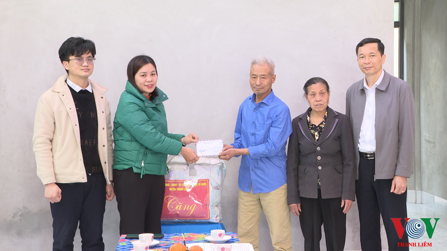 Lãnh đạo MTTQ và Phòng Nội vụ huyện Trao tiền hỗ trợ cho đối tượng. Ảnh: Kim Dung