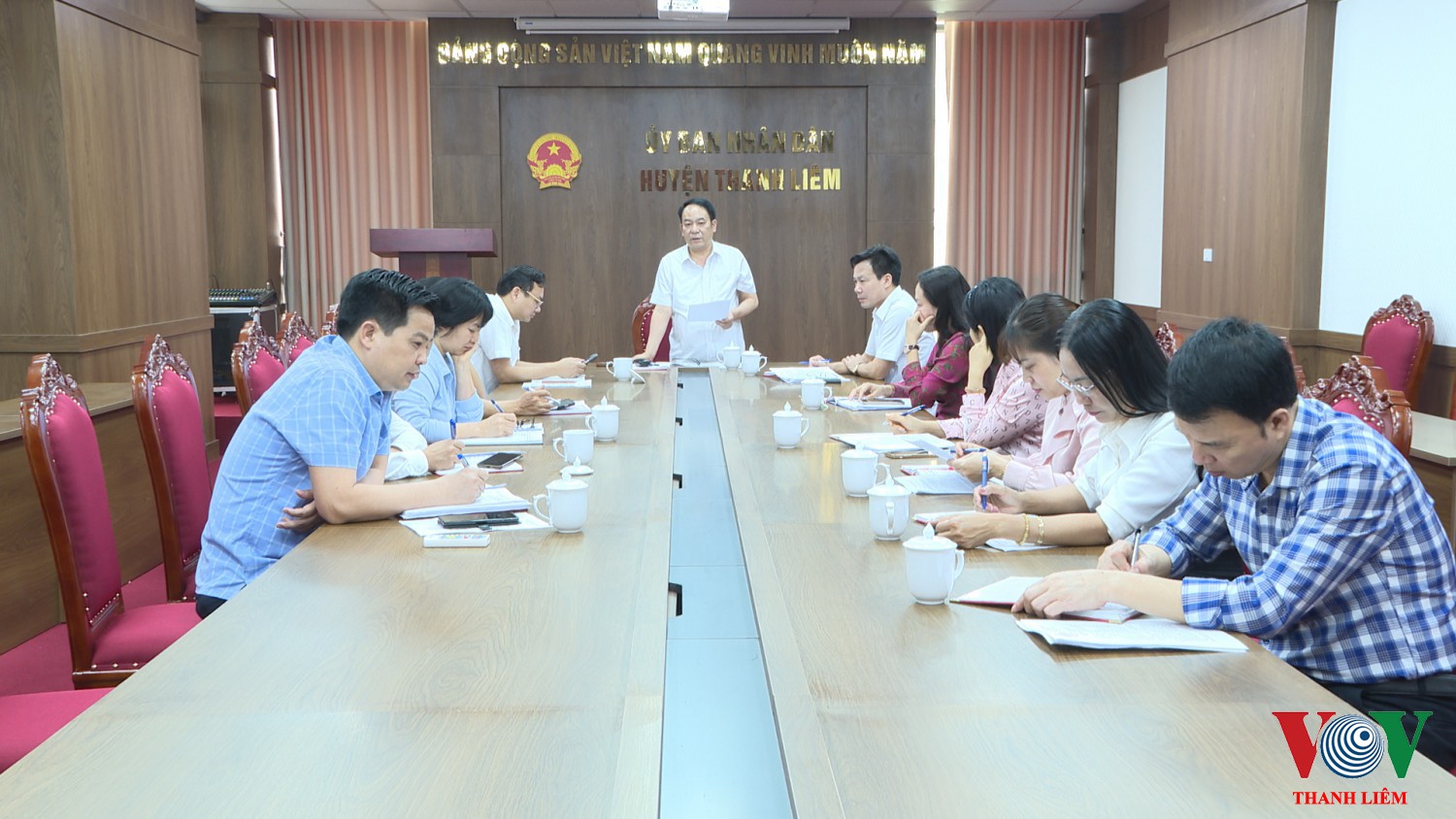 Đồng chí Hoàng Mạnh Dũng, BT HU, CT HĐND huyện chủ trì hội nghị. Ảnh: Kim Dung